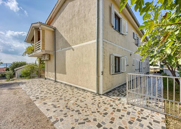 Silver Cherry Apartment