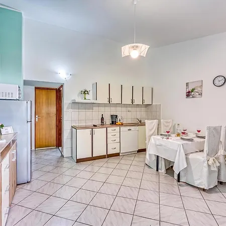 Silver Cherry Apartment *
